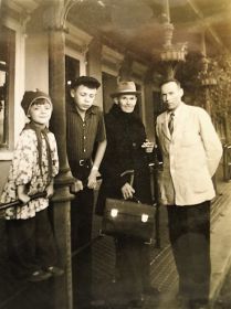 Лука Иванович (в центре) с братом Трофимом и его детьми