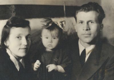 Григорий с женой Марией и дочерью Ларисой