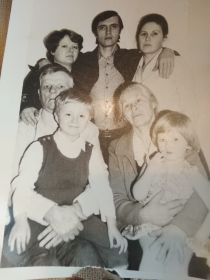семья ( Павел Павлович, жена Параскева Фёдоровна, внуки, дочери и зять)