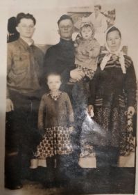 семья (сын Иван, Павел Павлович, дочь Нина, дочь Татьяна, жена Параскева Фёдоровна)