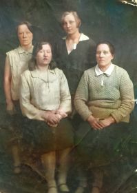Ильина Ольга Петровна и её старшие дочери Мария, Анна, Анастасия.