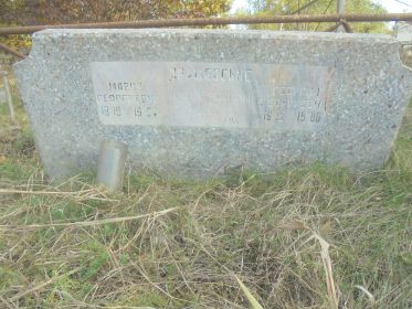 Фото с надгробия на Кладбище г. Грозного