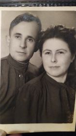 С молодой женой после войны