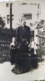 Семья 1957 год. С женой и сыновьями