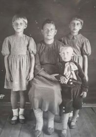 Курочкина Евгения Васильевна( жена Алексея Ивановича) с детьми: Рита,1930г.р., Надя, 1932г.р., Костя, 1937г.р