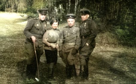 слева-направо Радзинский А.Г,, санинструктор Лидия, Максимихин П.М., Ермоленко И.Я., конец апреля 1945г  пригород Берлина- Бланкенбург.