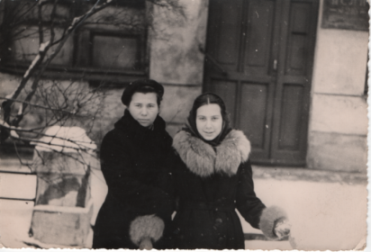 Валентина Александровна с дочерью Галей