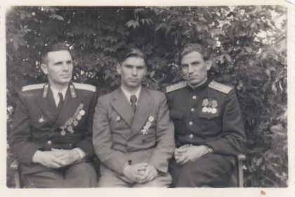 Капитан Пономарев Павел Андреевич (крайний слева) с родными братьями лейт. Пономаревым Валентином Андреевичем (в центре) и подполковником Пономаревым Николаем Андреевичем, 1950 г.