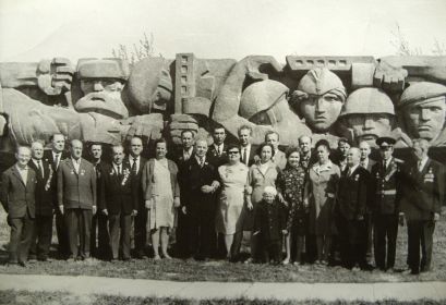 Р. П. Саусен (во втором ряду, в центре) с однополчанами у мемориала "Лемболовская твердыня". 1970-е.