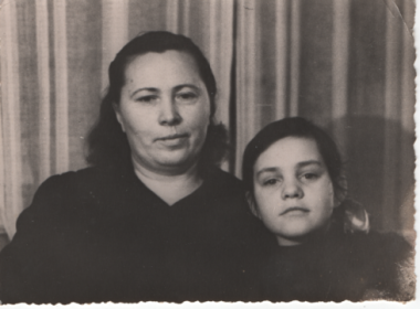 Валентина Александровна с дочерью Олей