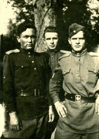 Капитан Пономарев Павел Андреевич, в центре, 1945 г.