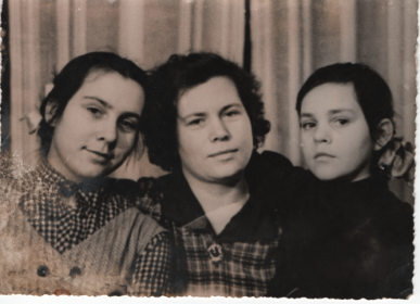 Валентина Александровна с дочерями Галей и  Олей