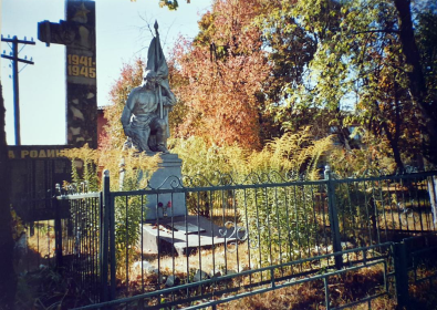 Фото братской могилы в селе Карховка, Черниговская обл, Украина