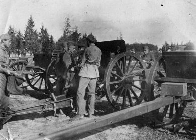 Курсанты 10-й артиллерийской спецшколы г.Ленинграда на занятиях. Дед у ствола.