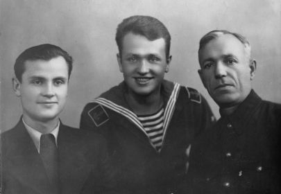 Калашников Михаил Степанович с сыновьями Евгением и Борисом. Конец 40-х