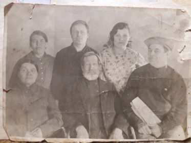 Верхний ряд : слева на право моя прабабушка Анисья Евдокимовна Монако и мой прадедушка Антон Данилович Монако