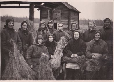 Женщины д.Таганово вяжут лен. Сидит первая слева жена Александра Петровна.