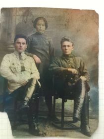 Краснов Мефодий Иванович в  1920х годах ,во время учебы на курсах мл.командиров с другом Носовым