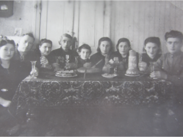 Семья в сборе после войны. Слева направо: 4-й - Дядя Семен, 5-я – Неля, 7-я – Фаина, мать Раи, 8-я – Раиса, 9-й – Саша. Фото из архива Р.М. Сироткиной. Все остальные фото в этой статье также
