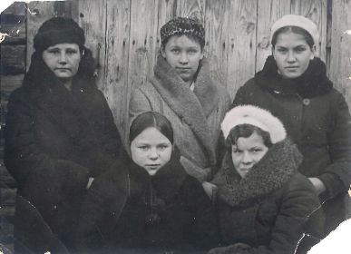 С подругами в годы войны - 1942 год. с.Черноусово.