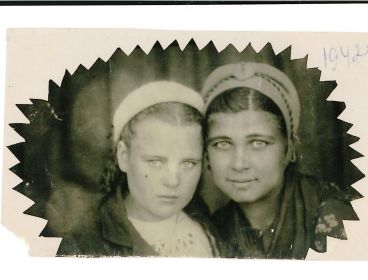 Мама (слева) с подругой 1942 год. с.Черноусово