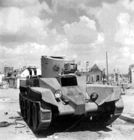 Захваченный немцами в Витебске учебный пулемётный танк БТ-2 из 137 танкового полка. Германское фото. Июль 1941.