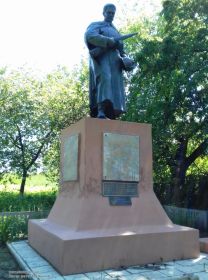 Памятник павшим в селе Черноглазовке Харьковской области. Ниже установленной в 1952 г., за последние годы прикреплены таблички с несколькими добавленными новыми именами захороненных.