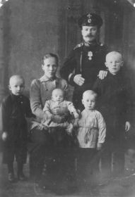 Семья Бубновских в г. Санкт-Петербурге, старший сын Василий справа, Анатолий слева, а поменьше Емилий Бубновские
