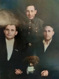 Фото 22июля 1949 года. Друзья, познакомились на Дальнем востоке, дружили всю жизнь, жили после войны в Заринске.