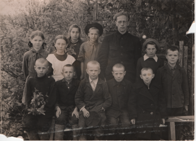 Михаил Николаевич с учащимися(фото 1951 или 1957года)