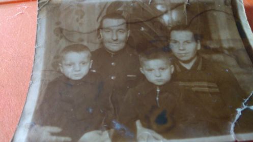 Алексей Павлович и Анна Васильевна с детьми Александром и Петром