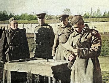 Новобранцы, прибывшие из запасных частей принимают военную присягу. Осень 1944г. Майор Дарыкин второй справа.