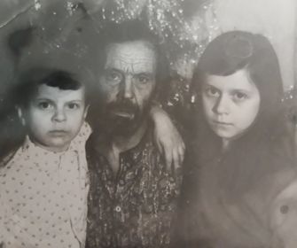 Контелеев Александр Иванович с внуками Светланой и Леонидом.