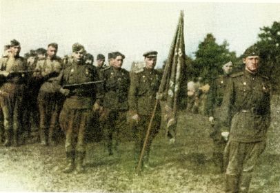 Николай Васильевич позади знаменосца. май 1944г.