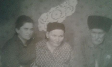 Родители Тасолтана с младшей дочерью Азаухан