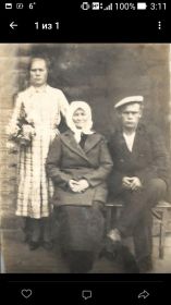 Мать Крылова Татьяна Спиридоновна с дочерью Анной и сыном Павлом (погиб в 1942 году)