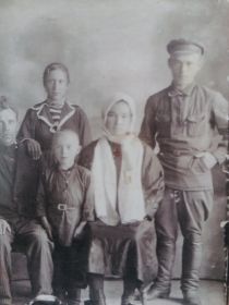 Валентин Ильич Шипулин с родителями Ильёй Андреевичем и Фаиной Александровной Шипулиными.