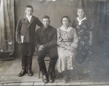 Фотография довоенная : сидят Кленин Николай Петрович со своей супругой Ульяной Матвеевной ,со своими детьми Александр (1930 г.р.) и Анна(1929 г.р.)