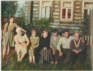 Фото с друзьями на отдыхе в с.Николо-Отводное, Терентий Павлович третий справа