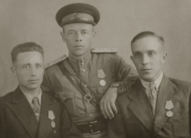 18 июля 1943 года Память об Отечественной войне и совместной работе д.Яблоновка; фото г.Ленинград; слева направо: Кирин А.В., Бойцов Г.И., Михайлов С.С.