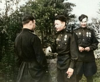 Слева-направо: Трушкин Петр Иванович, Стариков Павел Дмитриевич, Ермоленко Иван Яковлевич. Лето 1945г.