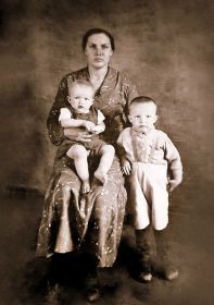 Бабушка с отцом и тетей. Фотография времен Финской кампании, или Великой Отечественной войны