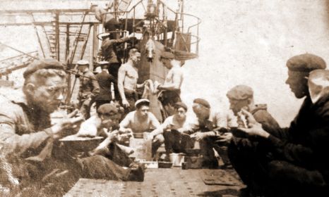 Экипаж обедает на палубе Л-4
