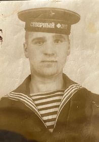 Дедушка в годы службы на морском флоте
