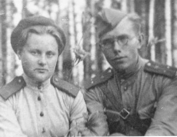 Май 1944 года. Рядовой (ефрейтор) Головачёва (Несговорова) З.А. и командир взвода прожекторной роты лейтенант Головачёв В.Н. после свадьбы.