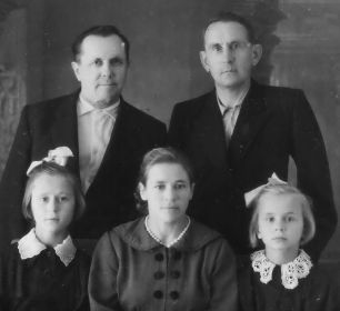 Евгений с женой Анастасией и двумя дочерьми
