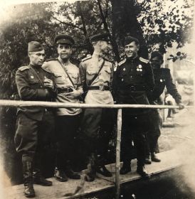 фото в период с 1942 по 1945 (Баулин Василий Лаврентьевич в первом ряду, крайний справа)