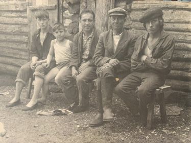 Яков Моисеевич с детьми и внуками