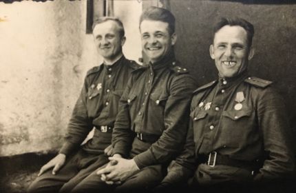 капитан Шибашов И.Ф. в перерыве между боями. 1945 г.