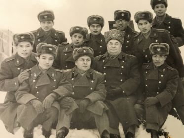 полковник Шибашов И.Ф. с вьетнамскими курсантами. ПВАИУ. Начало 1970-х годов.